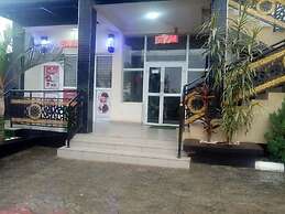 AJ'S HOTEL AND SUITES