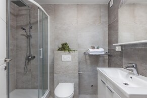 Spacious Apartment With Balcony and Pool for use