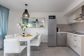 Spacious Apartment With Balcony and Pool for use