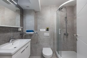 Spacious Apartment With Balcony and Pool for use