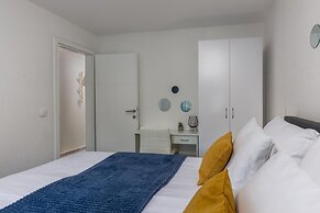 Spacious Apartment With Balcony and Pool for use