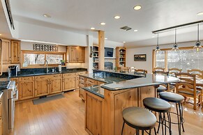 Game Room, Media Room & Pool: Luxe Villa in Craig!