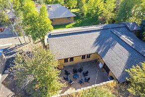 Game Room, Media Room & Pool: Luxe Villa in Craig!