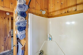 Deck, Lake Access: Family-friendly Cabin in Athens