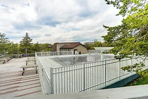 Deck, Lake Access: Family-friendly Cabin in Athens