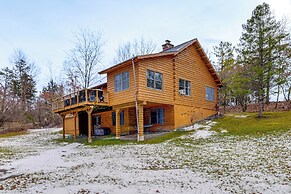 Deck, Lake Access: Family-friendly Cabin in Athens