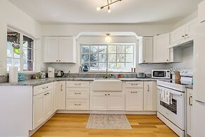 3 Mi to Dtwn: Tampa Cottage w/ Fire Pit!