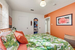 3 Mi to Dtwn: Tampa Cottage w/ Fire Pit!