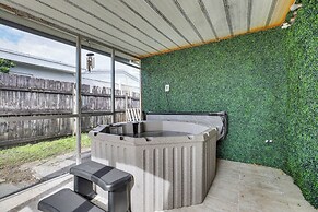 Hot Tub Haven: 4 Mi to Hard Rock Stadium!