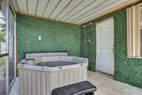 Hot Tub Haven: 4 Mi to Hard Rock Stadium!