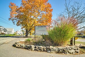 Walk to Grays Beach Park: Kingston Seaside Escape