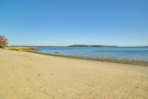 Walk to Grays Beach Park: Kingston Seaside Escape