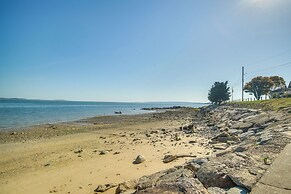 Walk to Grays Beach Park: Kingston Seaside Escape