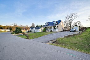 Large Family Home: 5 Mi to Dtwn Hagerstown!