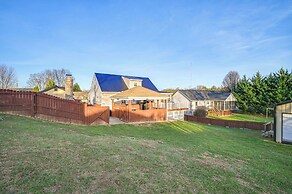 Large Family Home: 5 Mi to Dtwn Hagerstown!