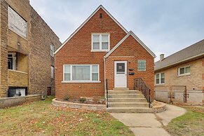 4 Mi to Lake Michigan: East Chicago Home w/ Grill