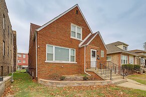 4 Mi to Lake Michigan: East Chicago Home w/ Grill