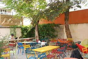 Yasi Hostel