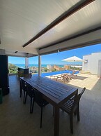 Villa Azul Mar: Sofisticação e Refúgio na Enseada