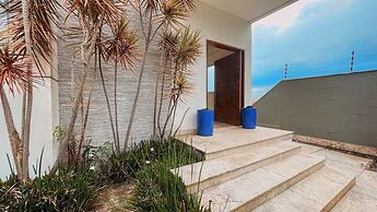 Villa Azul Mar: Sofisticação e Refúgio na Enseada