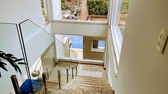 Villa Azul Mar: Sofisticação e Refúgio na Enseada