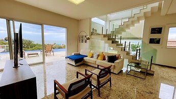 Villa Azul Mar: Sofisticação e Refúgio na Enseada