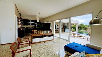 Villa Azul Mar: Sofisticação e Refúgio na Enseada