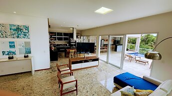 Villa Azul Mar: Sofisticação e Refúgio na Enseada