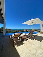 Villa Azul Mar: Sofisticação e Refúgio na Enseada