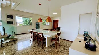 Villa Azul Mar: Sofisticação e Refúgio na Enseada