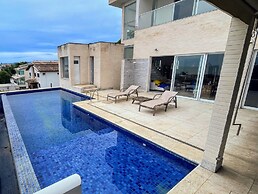 Villa Azul Mar: Sofisticação e Refúgio na Enseada