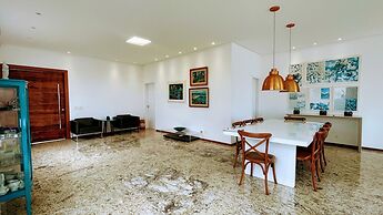 Villa Azul Mar: Sofisticação e Refúgio na Enseada