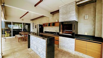 Villa Azul Mar: Sofisticação e Refúgio na Enseada