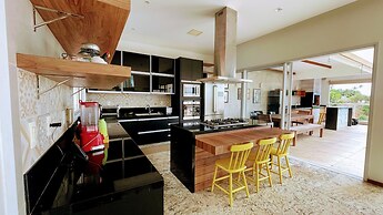 Villa Azul Mar: Sofisticação e Refúgio na Enseada