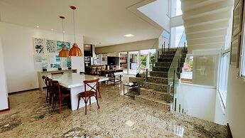 Villa Azul Mar: Sofisticação e Refúgio na Enseada