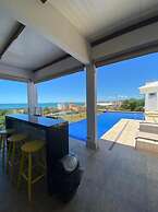 Villa Azul Mar: Sofisticação e Refúgio na Enseada