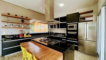 Villa Azul Mar: Sofisticação e Refúgio na Enseada