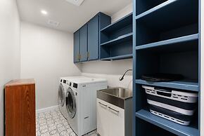 Charming Modern Retreat in Austin