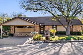 Charming Modern Retreat in Austin
