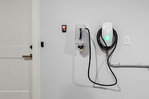 Stylish Midtown Home w Rooftop Views by Silverx