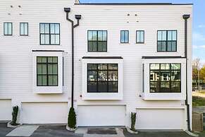 Stylish Midtown Home w Rooftop Views by Silverx