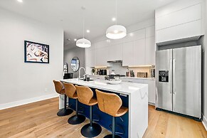 Stylish Midtown Home w Rooftop Views by Silverx