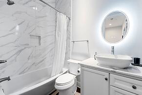 Stylish Midtown Home w Rooftop Views by Silverx