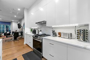 Stylish Midtown Home w Rooftop Views by Silverx