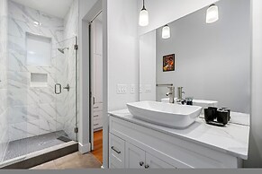 Stylish Midtown Home w Rooftop Views by Silverx