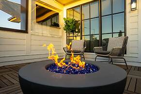 Stylish Midtown Home w Rooftop Views by Silverx