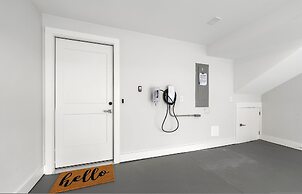 Stylish Midtown Home w Rooftop Views by Silverx