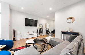 Stylish Midtown Home w Rooftop Views by Silverx