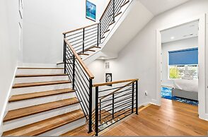 Stylish Midtown Home w Rooftop Views by Silverx