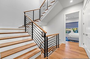 Stylish Midtown Home w Rooftop Views by Silverx
